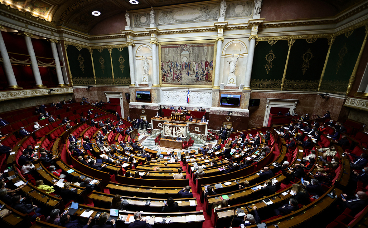 Парламент Франции одобрил введение вакцинных пропусков на фоне протестов"/>














