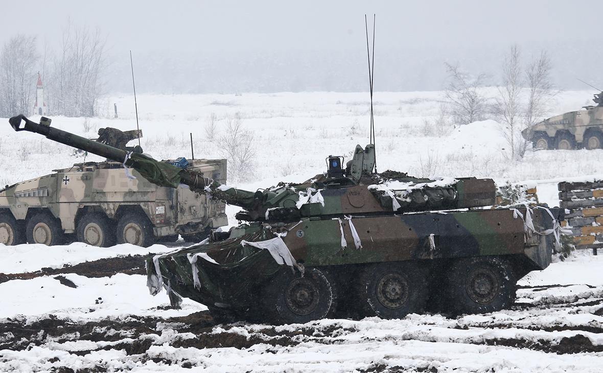 Танк AMX-10 (в центре)