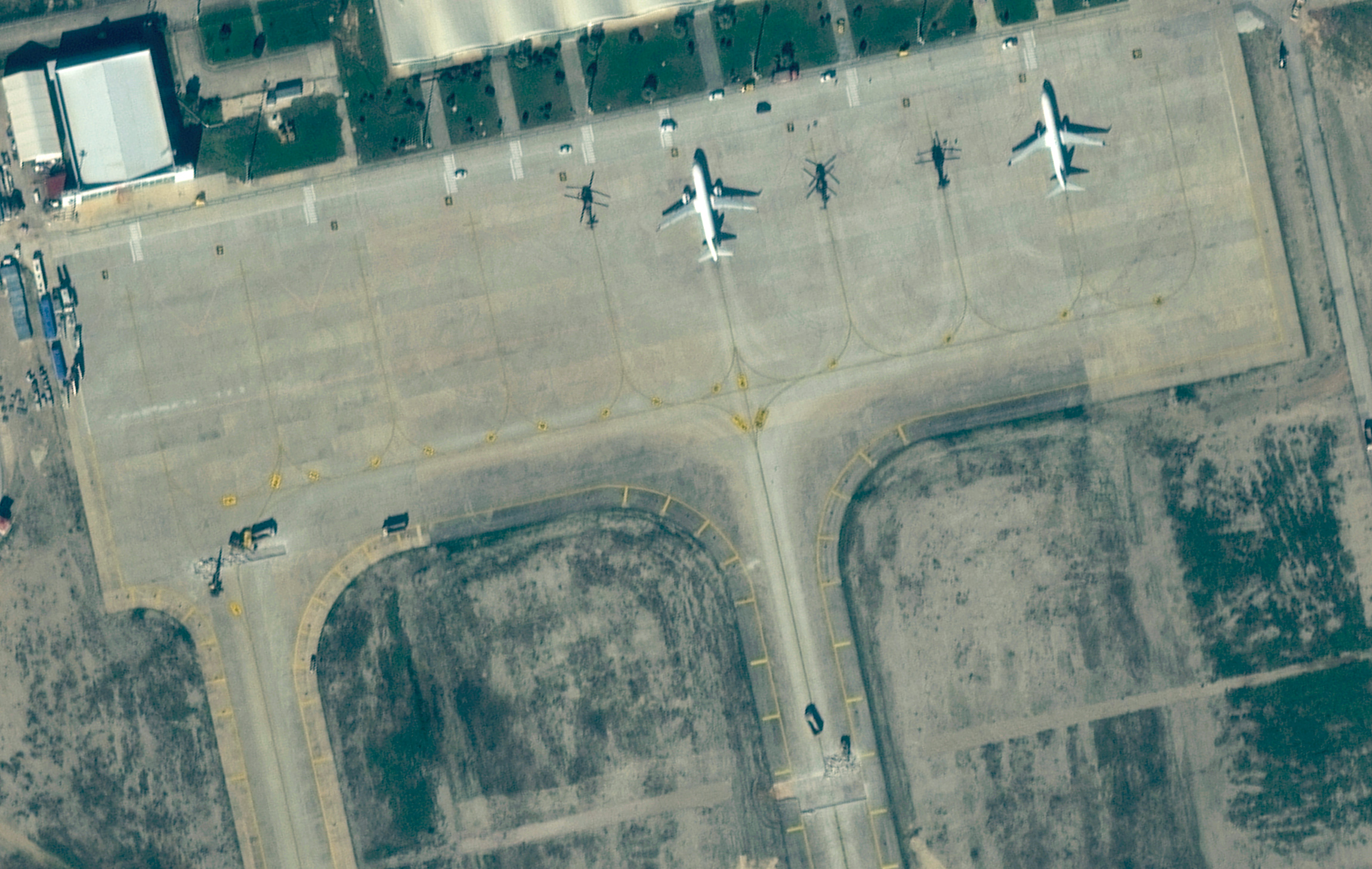 Устранение повреждений дорожного покрытия&nbsp;в аэропорту Хатай, спутниковый снимок