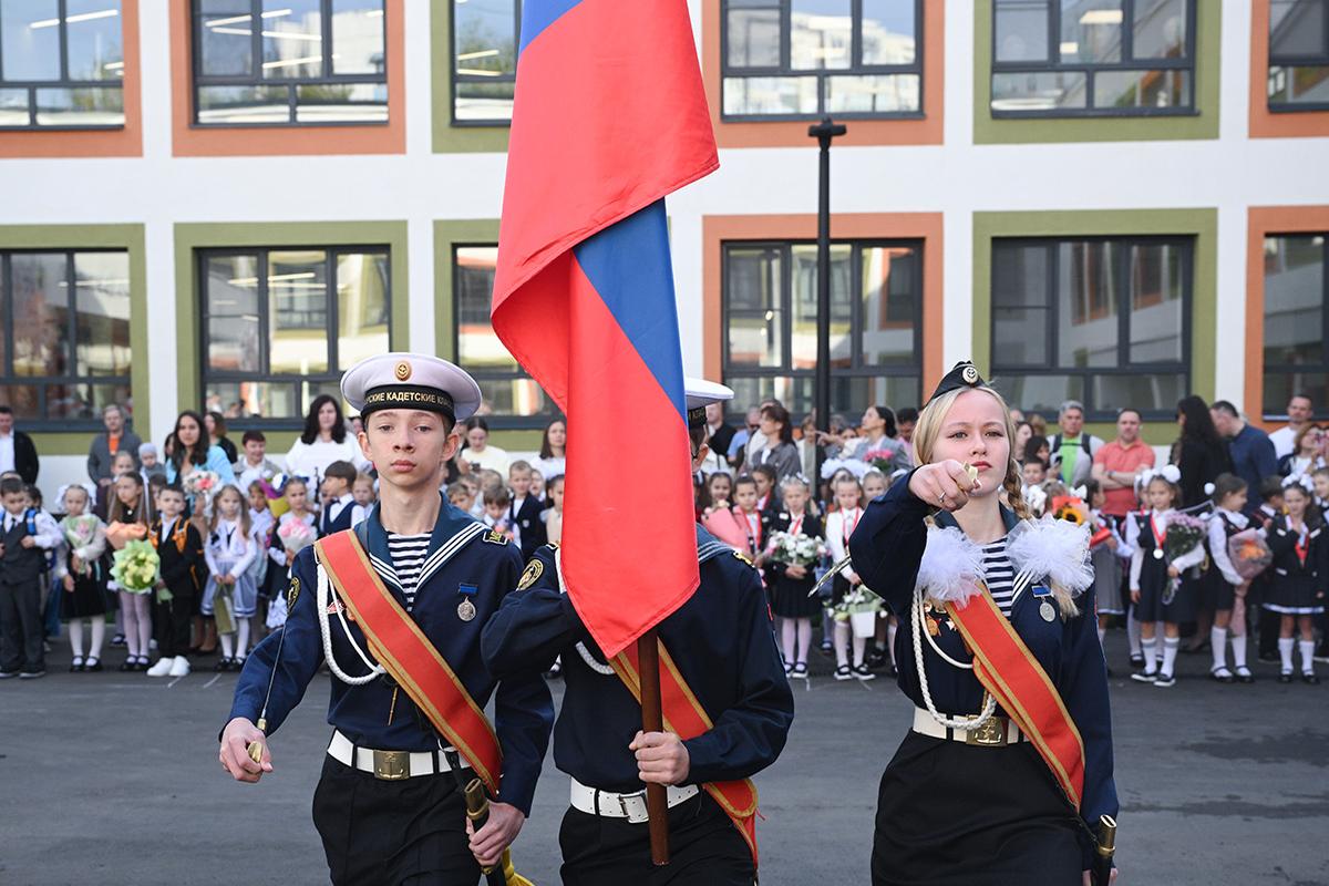 Торжественная линейка в московской школе № 1694 имени П. М. Фитина