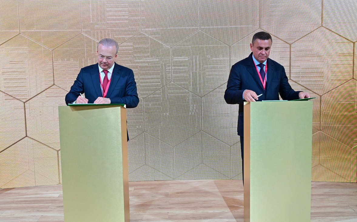 Премьер-министр Башкирии Андрей Назаров и президент ГК &quot;Ромэкс&quot; Алексей Прокопенко подписывают соглашение на полях ПМЭФ-2024
