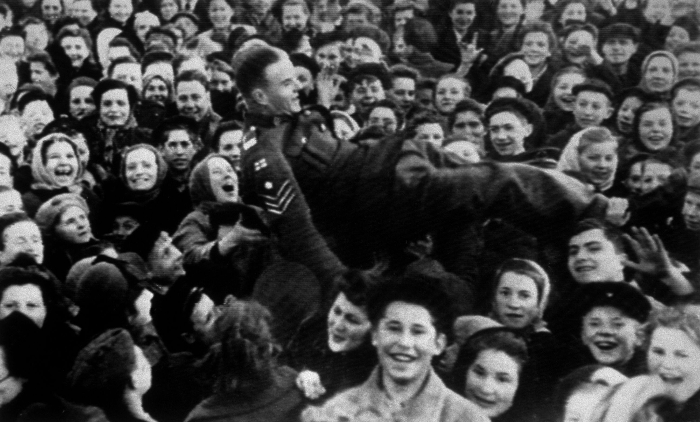 На фото: Москва, 9 мая 1945 года
По всей Москве поднялась волна ликования. «Что делалось в эти минуты на улицах! Сплошные людские потоки, песни, возгласы радости! Кто смеется, кто плачет от счастья. Проснулся весь город, весь мир!» — вспоминал диктор.