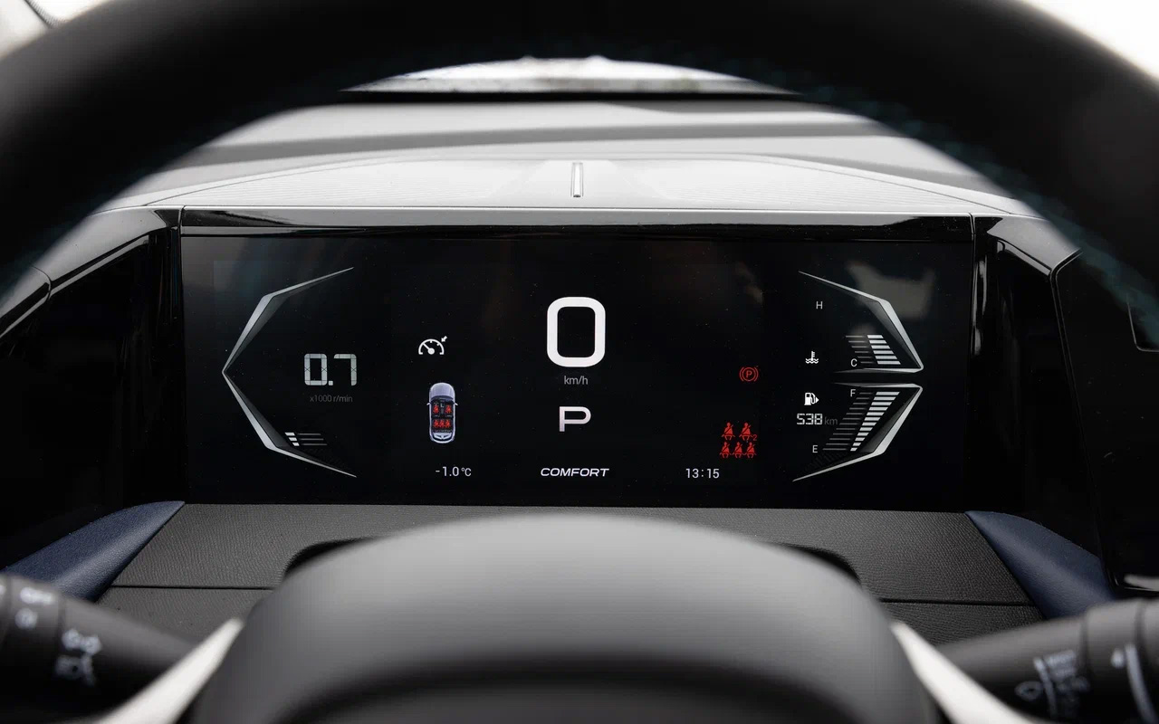 У базового GAC GS3 приборка стрелочная, аналоговая, но в&nbsp;старших комплектациях есть &laquo;цифра&raquo;. Правда менять&nbsp;можно лишь&nbsp;центральную секцию семидюймового дисплея с главными&nbsp;разделами меню
