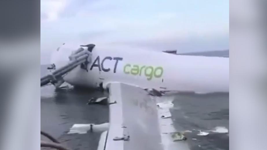 Появились кадры с выкатившимся в море самолетом в Гонконге