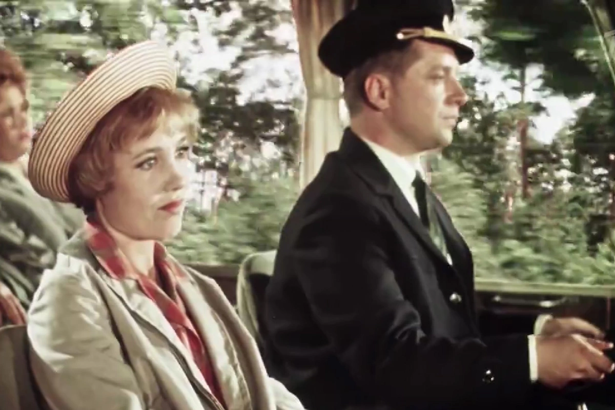 Водитель сидит за рулем, расположенным слева, кадр из фильма «Королева бензоколонки», 1962 год