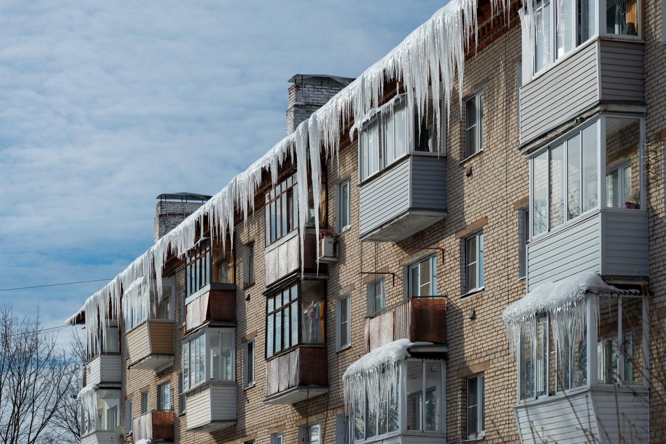 Почему на крыше образуются сосульки и кто должен их сбивать