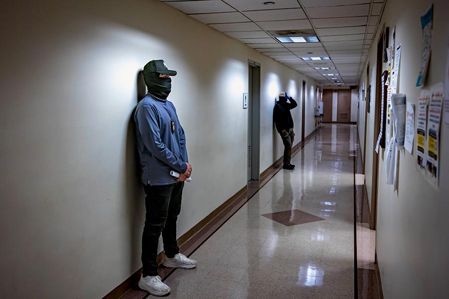 Федеральные агенты патрулируют коридоры иммиграционного суда в федеральном здании имени Джейкоба К. Джавитца в Нью-Йорке, 19 декабря 2025 года