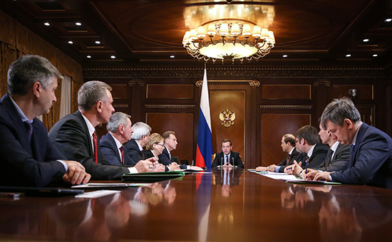Премьер-министр РФ Дмитрий Медведев на заседании правительства РФ