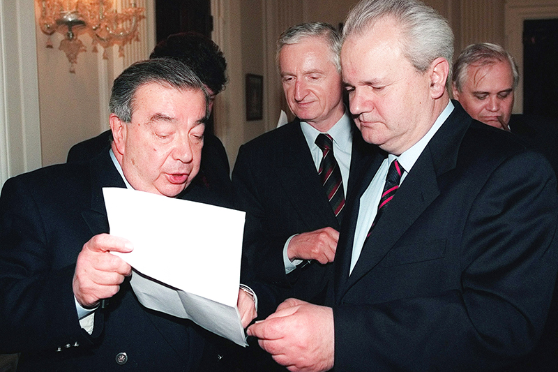 Премьер-министр России Евгений Примаков (слева) показывает документы президенту Союзной Республики Югославия​ Слободану Милошевичу