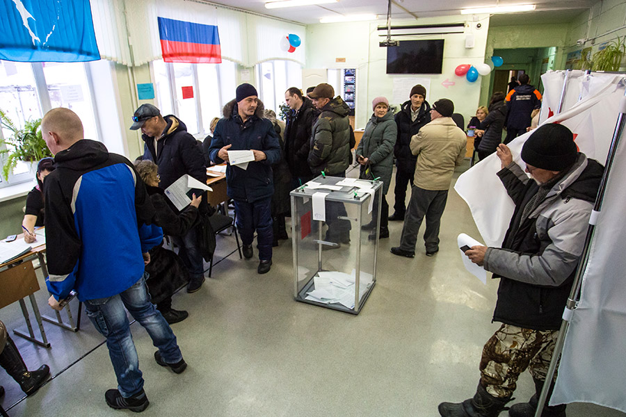 Голосование на избирательном участке № 384 села Дальнее в Сахалинской области