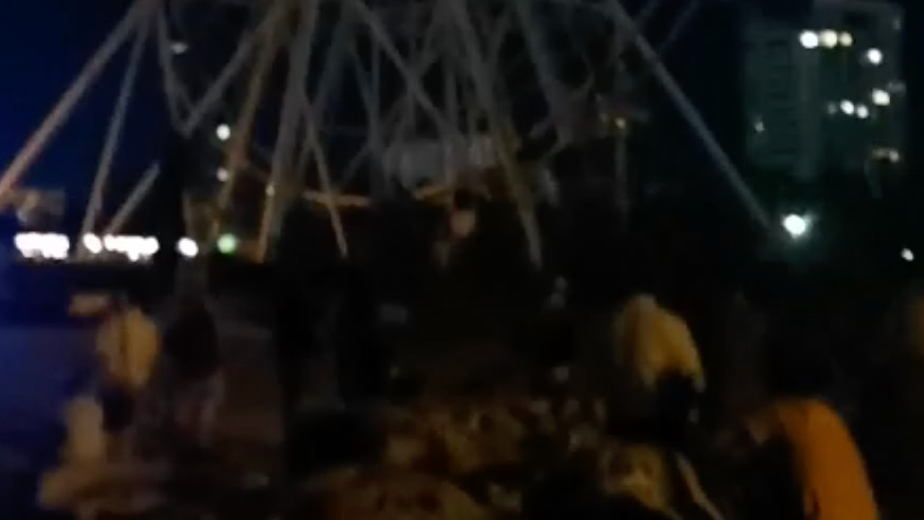 В Волгограде встало чертово колесо с людьми. Видео