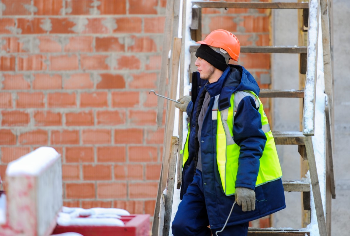Зарплаты строителей за месяц выросли на 17%