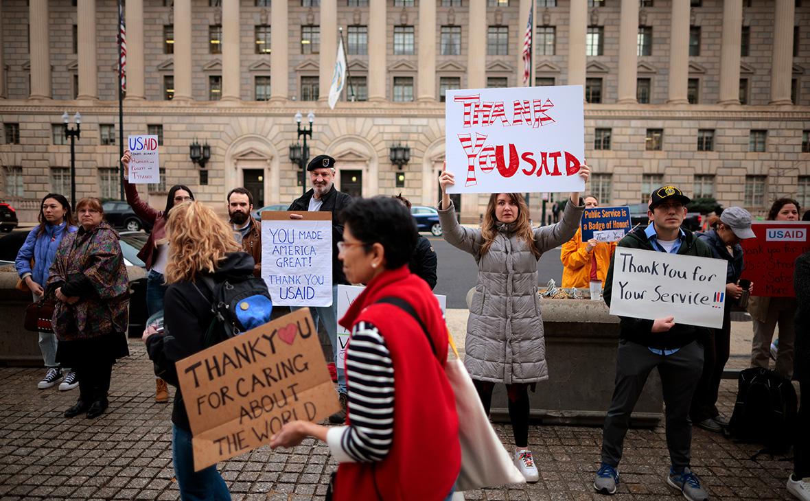 Сторонники USAID устроили митинг перед зданием агентства, в то время как бывшие сотрудники покидали штаб-квартиру,&nbsp;февраль&nbsp;2025 года, Вашингтон, США