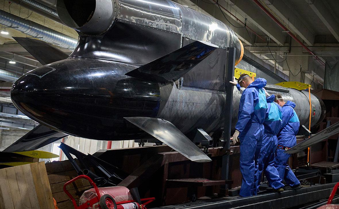 Рабочие осматривают крылатую ракету &laquo;Фламинго&raquo; на заводе Fire Point на&nbsp;Украине, 18 августа 2025 года