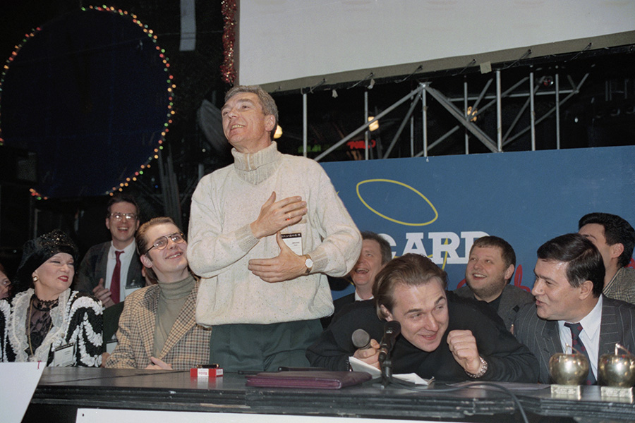 Сам Николаев признавался, что, когда ему поступило приглашение вести &laquo;Утреннюю почту&raquo;, он принял его без особого энтузиазма. &laquo;Провел ее, не особо врубившись в суть,&nbsp;&mdash; говорил он.&nbsp;&mdash; И первое ощущение, когда увидел себя на экране, было: &laquo;Какой ужас! Зачем браться за то, что не умеешь делать?&raquo;. Тем не менее программа&nbsp;быстро стала чрезвычайно популярной. В эфире шоу, выходившего утром по воскресеньям, ведущий зачитывал письма зрителей, после чего по их заявках включали видео с выступлениями популярных артистов, напоминающие современные музыкальные клипы.

На фото&nbsp;&mdash; Николаев принимает участие в фестивале&nbsp;видеоклипов &laquo;Поколение-94&raquo; в составе&nbsp;жюри в клубе &laquo;Пилот&raquo;, 1995 год. 
&nbsp;