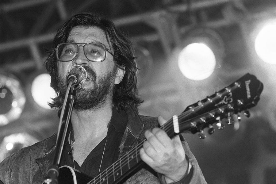 Юрий Шевчук во время выступления, 1991 год