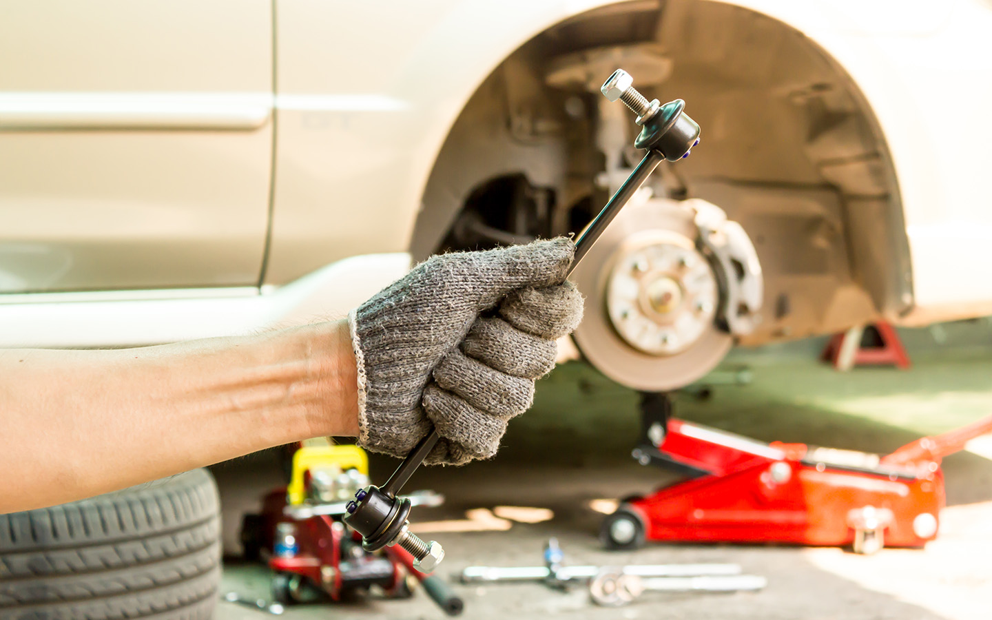 При желании заменить стойки стабилизатора&nbsp;можно и самостоятельно, процедура не особо сложная