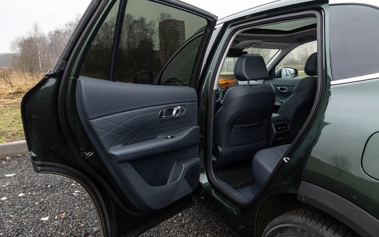 Второй ряд в Geely EX5 EM-i удобен и просторен. Кармашки есть в спинках обоих передних сидений