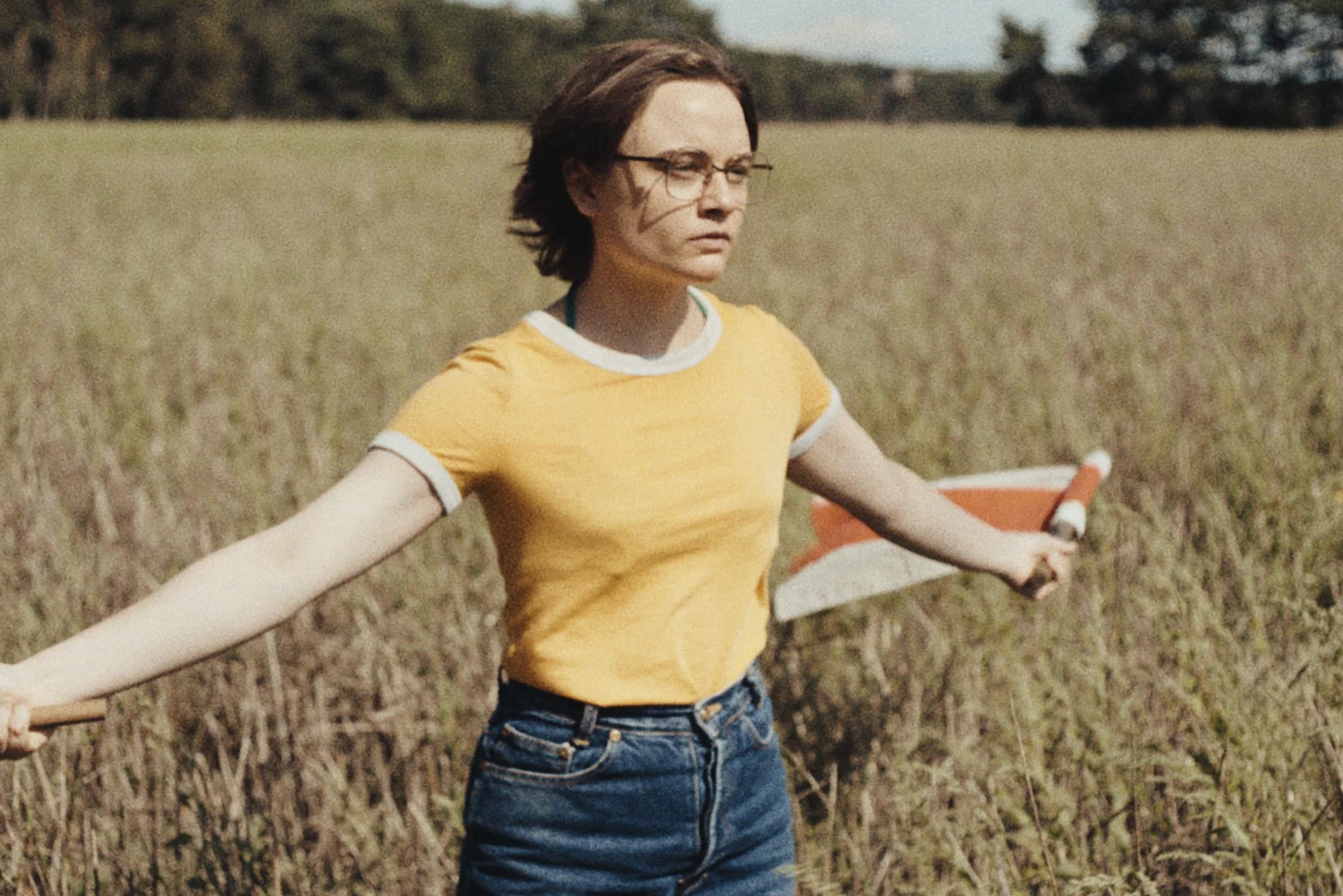 «Звук падения».Сюжет объединяет не связанных родством женщин из разных десятилетий XX века, судьбы которых режиссер Маша Шилински переосмысляет в современной фемоптике, высвечивая несправедливость, традиционные уклады и стереотипы, которые тяготят женские жизни.«Полнометражный дебют немки Маши Шилински, вдохновленный старой фотографией. Режиссер проводила лето в Альтмарке вместе с соавтором сценария Луиз Питер. Во время отдыха коллеги-киношницы набрели на ферму, в которой никто не жил на протяжении пятидесяти лет. В заброшенном доме Маша и Луиз нашли снимок, сделанный в 1920 году: на нем три женщины смотрят прямо перед собой. Режиссер и соавтор сценария встали на то место, где когда-то находилась камера, и задумались, какими были истории сфотографированных женщин. Из этой мысли родилась идея драмы о четырех девочках, взрослеющих в сельской местности и подсознательно наследующих гендерные страхи в XX и XXI веках. Синхронность несвободы юных героинь — костяк сюжета, хаотично ныряющего из эпохи в эпоху». Из рецензии Марии Ракитиной