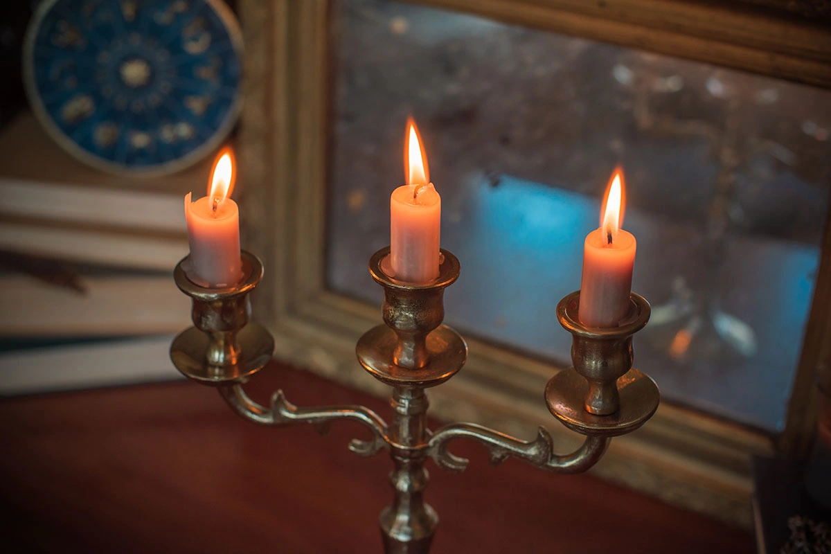 Гадания опирались на символические действия и предметы — воду, огонь, зеркала, хлеб, кольца, животных, звук, сон