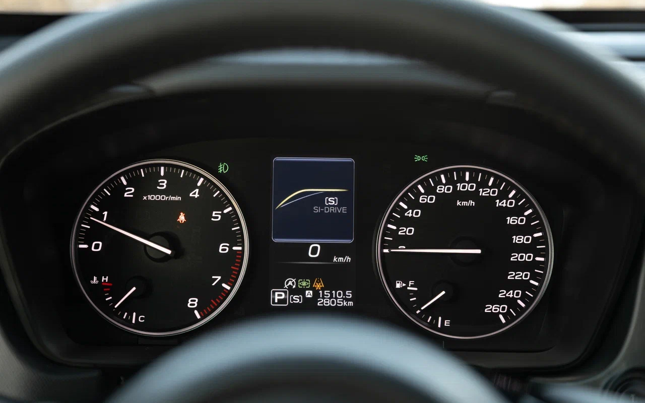 Приборная панель в&nbsp;Subaru Forester по-прежнему аналоговая, зато читается отлично. Ничего лишнего!