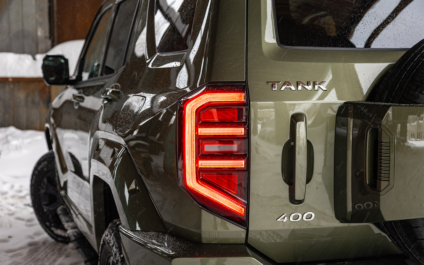 Задние фонари у Tank 400 также светодиодные, с интересной графикой