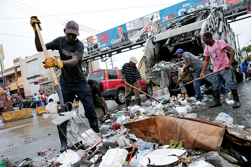 Рабочие в&nbsp;Порт-о-Пренсе (Гаити) убирают мусор после&nbsp;урагана

