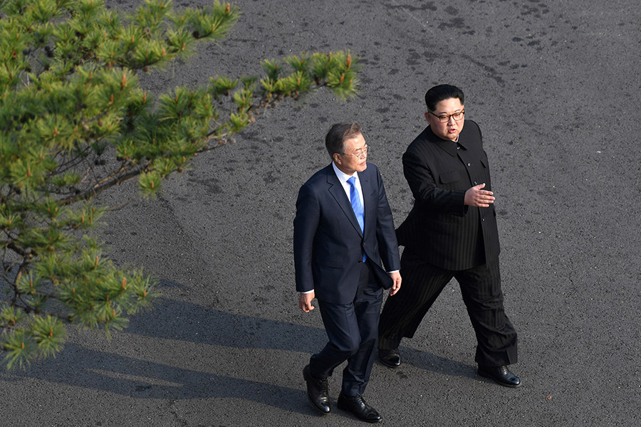27 апреля лидеры КНДР и Южной Кореи ​Ким Чен Ын и Мун Чжэ Ин встретились в демилитаризованной зоне и подписали мирный договор. Ким Чен Ын стал первым северокорейским лидером, который ступил на южнокорейскую землю. Он попросил Мун Чжэ Ина пересечь демаркационную&nbsp;линию с юга на север, после чего оба вернулись в южную часть демилитаризованной зоны.

После этого лидеры подписали декларацию, которая предусматривает совместную работу двух стран над полной денуклеаризацией Корейского полуострова и дальнейшим&nbsp;сотрудничеством.
&nbsp;
