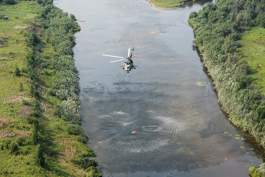 К тушению привлекли вертолеты Ми-8 с водосливными устройствами емкостью 5 т, военно-транспортные самолеты Ил-86. Еще 30 самолетов арендовали у местных авиакомпаний
