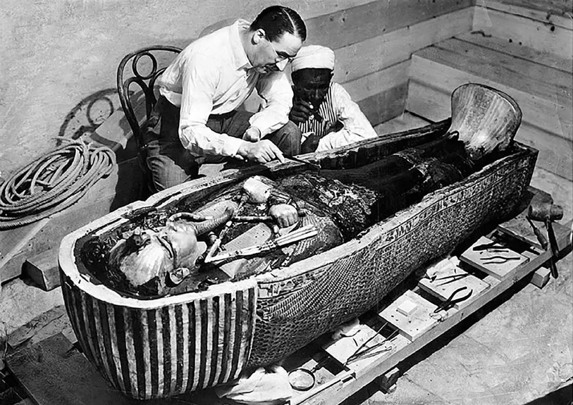 <p>На фото &mdash;&nbsp;Говард Картер возле золотого саркофага Тутанхамона в Египте в 1922 году. В течение десяти лет с момента открытия гробницы археолог осмыслял свою находку, в том числе в письменном виде &mdash; у него получился трехтомный отчет. После этого он ездил по миру с лекциями и даже удостоился почетной&nbsp;докторской степени&nbsp;Йельского университета, но все же умер в относительной безвестности, не получив наград на родине, в Великобритании. О его заслугах стало известно только в конце XX века, к 70-летию открытия гробницы Тутанхамона, когда Британский музей провел&nbsp;энциклопедическую выставку, а журналист-ближневосточник Гарри Уинстон посвятил Говарду Картеру книгу&nbsp;</p>