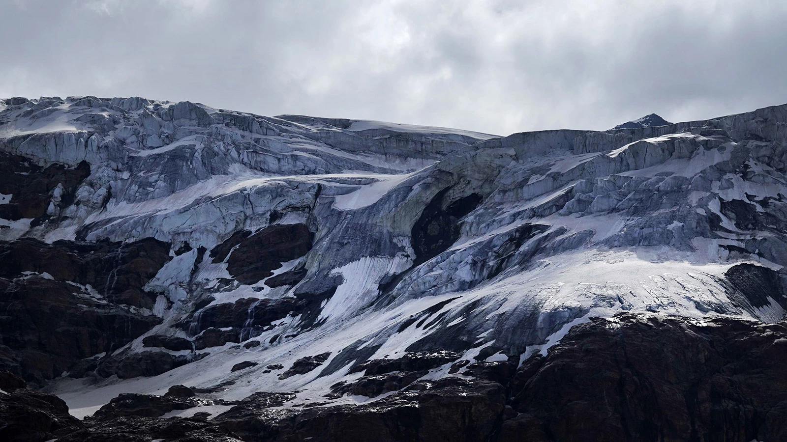 <p>Ученые предупредили об угрозе&nbsp;засухи в Европе из-за таяния альпийских ледников</p>