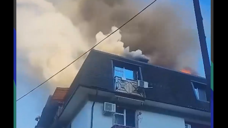 В Сочи загорелся четырехэтажный жилой дом