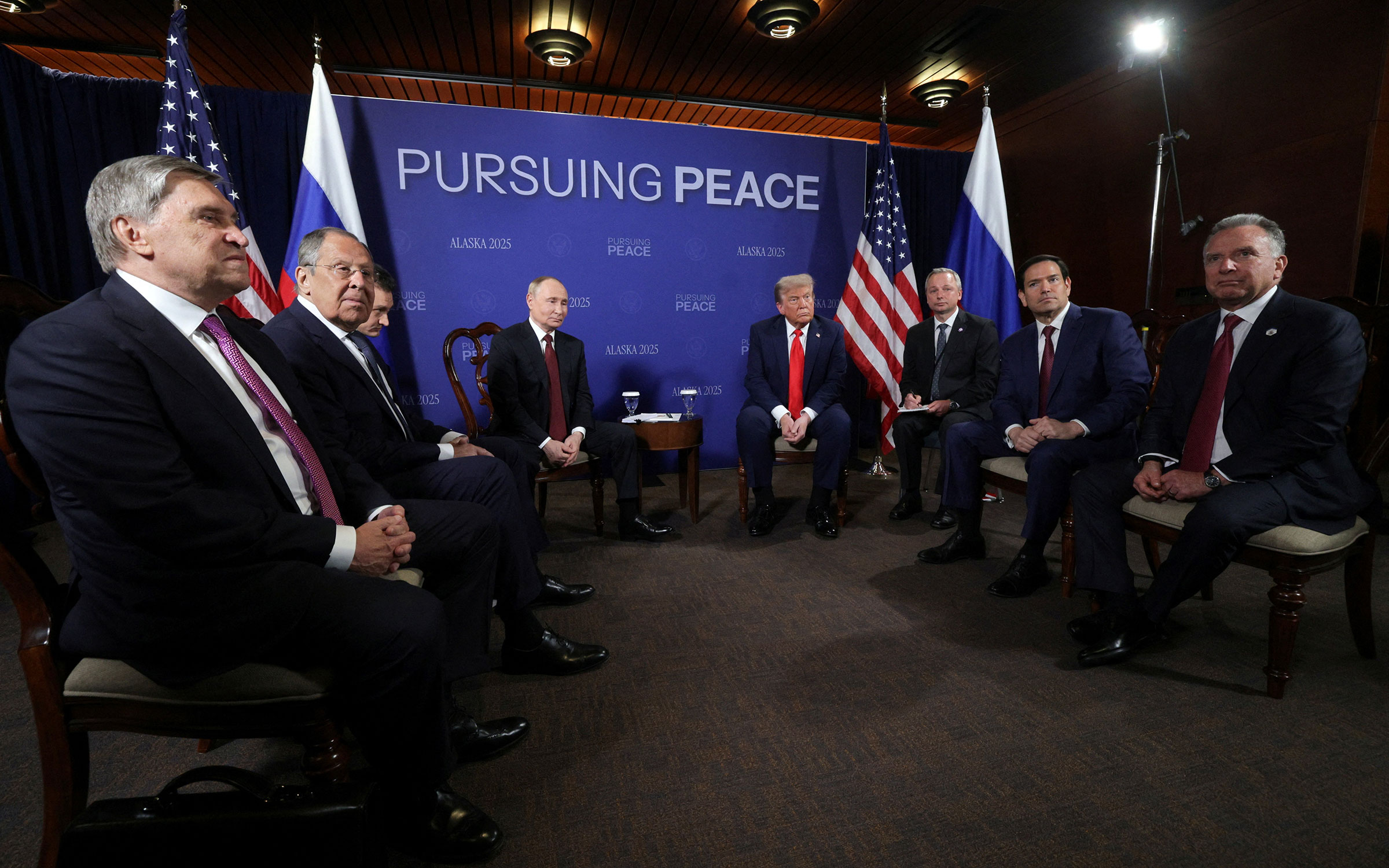 В беседе приняли участие министр иностранных дел России Сергей Лавров, помощник президента Юрий Ушаков, госсекретарь США Марко Рубио и спецпосланник Трампа Стивен Уиткофф