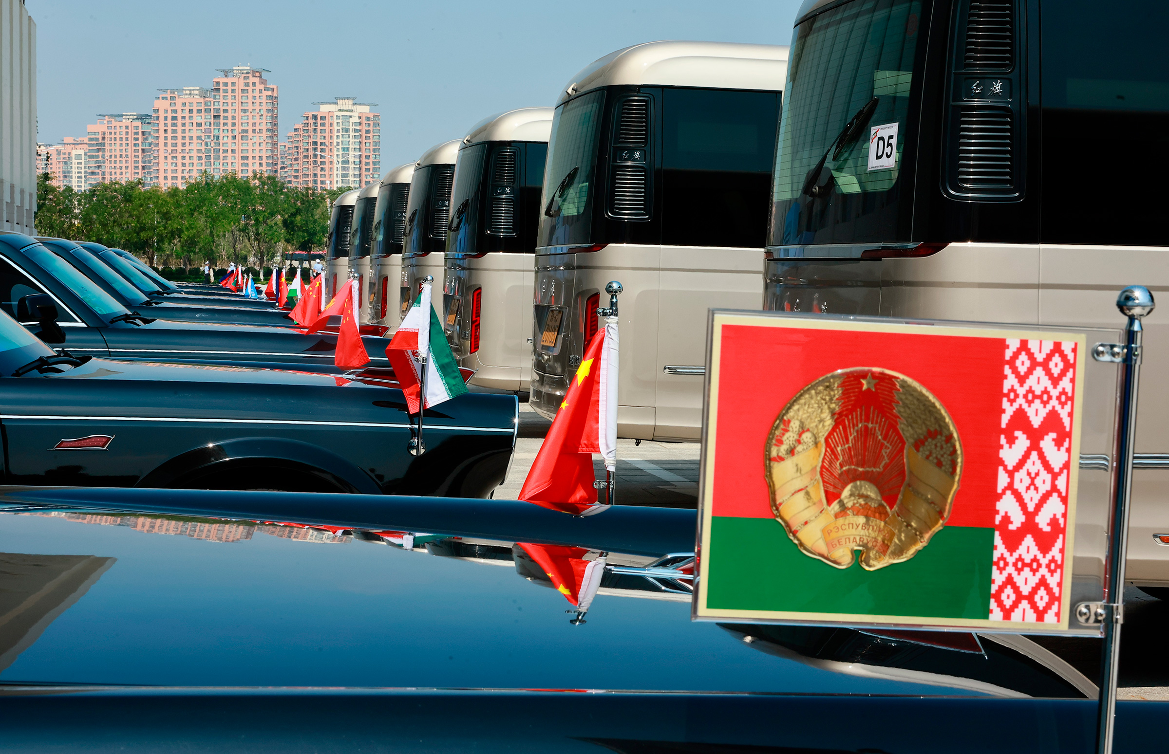 Автомобиль кортежа президента Белоруссии у конгрессно-выставочного центра &laquo;Мэйцзян&raquo; в Тяньцзине.