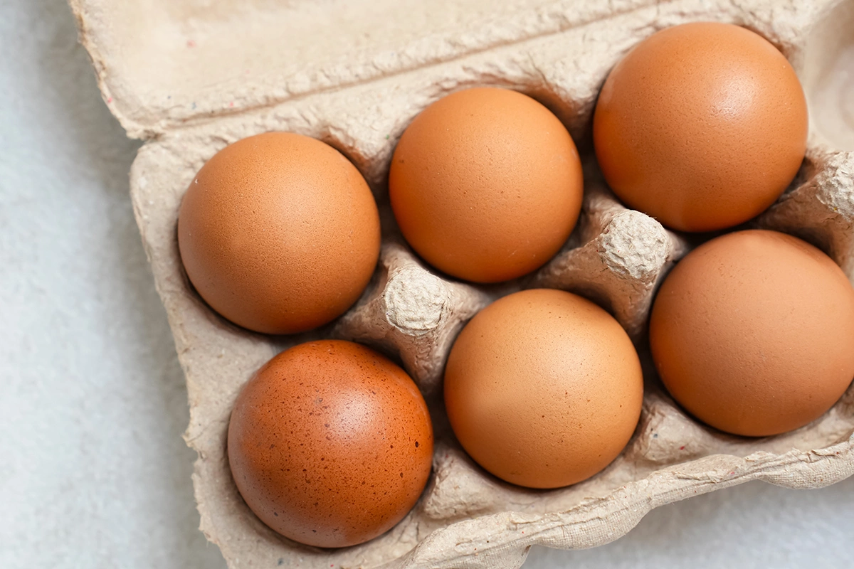 Не следует употреблять сырые яйца из-за риска заразиться сальмонеллой