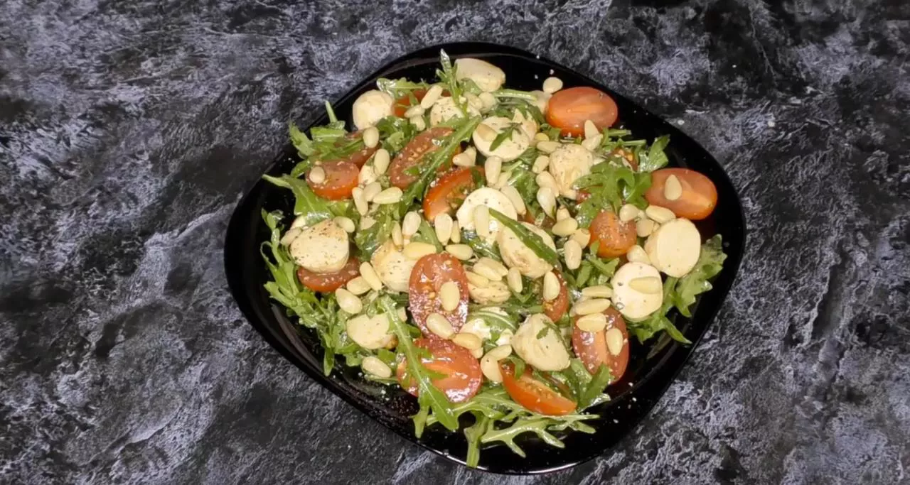 Украсьте салат кедровыми орешками