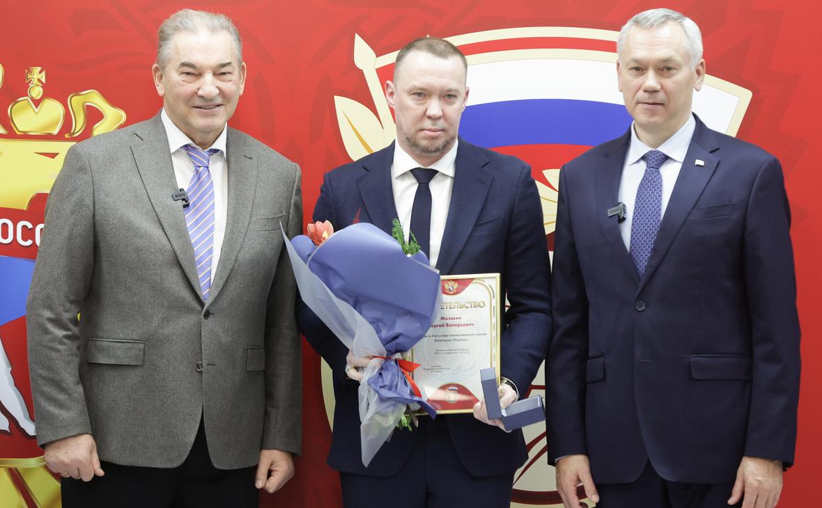 Президент Федерации хоккея России Владислав Третьяк, Сергей Мозякин и губернатор Новосибирской области Андрей Травников