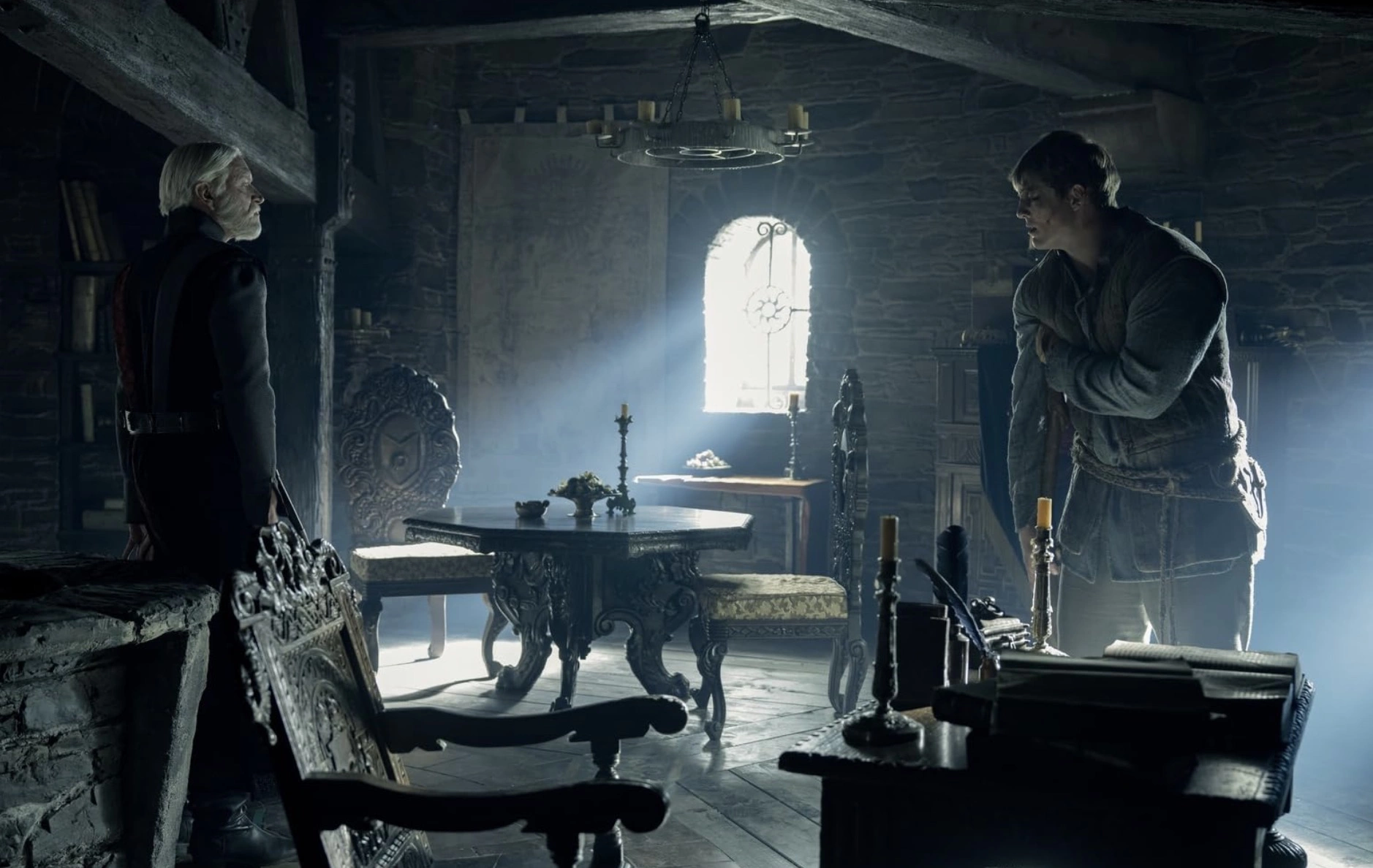 Майкар и Дункан спорят о судьбе маленького Эйгона. Кадр из сериала «Рыцарь Семи Королевств»