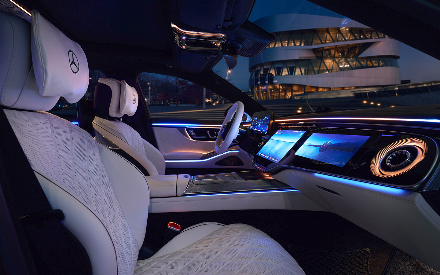 Пассажирский и мультимедийный экраны у Mercedes-Benz S-Class объединены в один блок