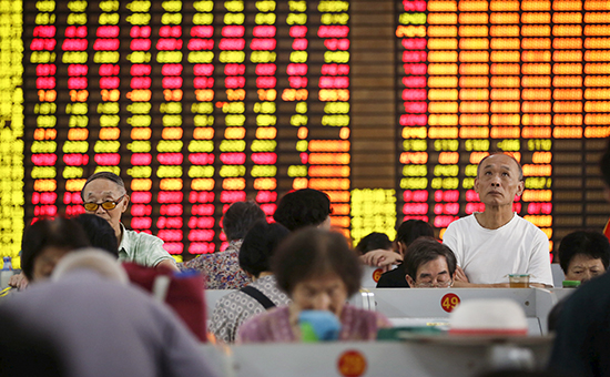 Инвесторы на бирже&nbsp;в Шанхае