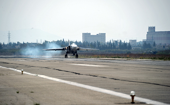 Российский бомбардировщик Су-24 садится на&nbsp;авиабазу Хмеймим&nbsp;в&nbsp;сирийской провинции Латакия