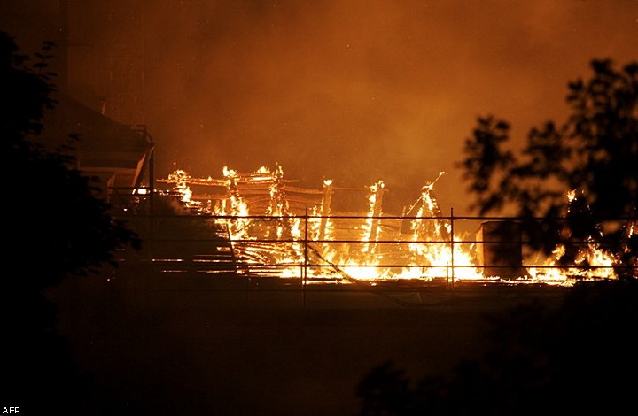 Военная полиция Риги спасает сгоревшую резиденцию президента от мародеров