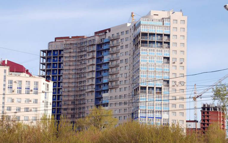 По словам представителя инициативной группы дольщиков Дарьи Гробылёвой, многоэтажка возводится уже 12 лет. Сданы только два подъезда.