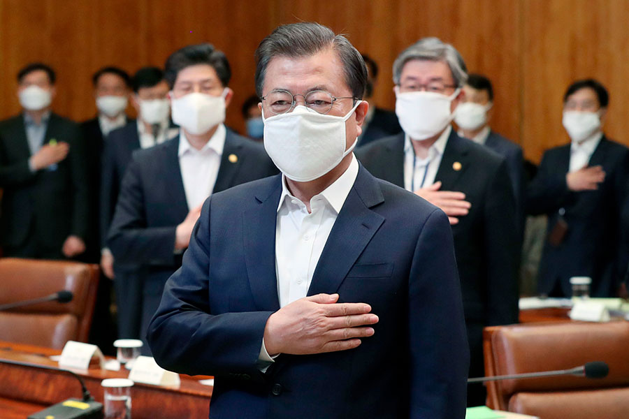 Президент Южной Кореи Мун Чжэ Ин на экстренном совещании по экономическим мерам поддержки населения в условиях пандемии

