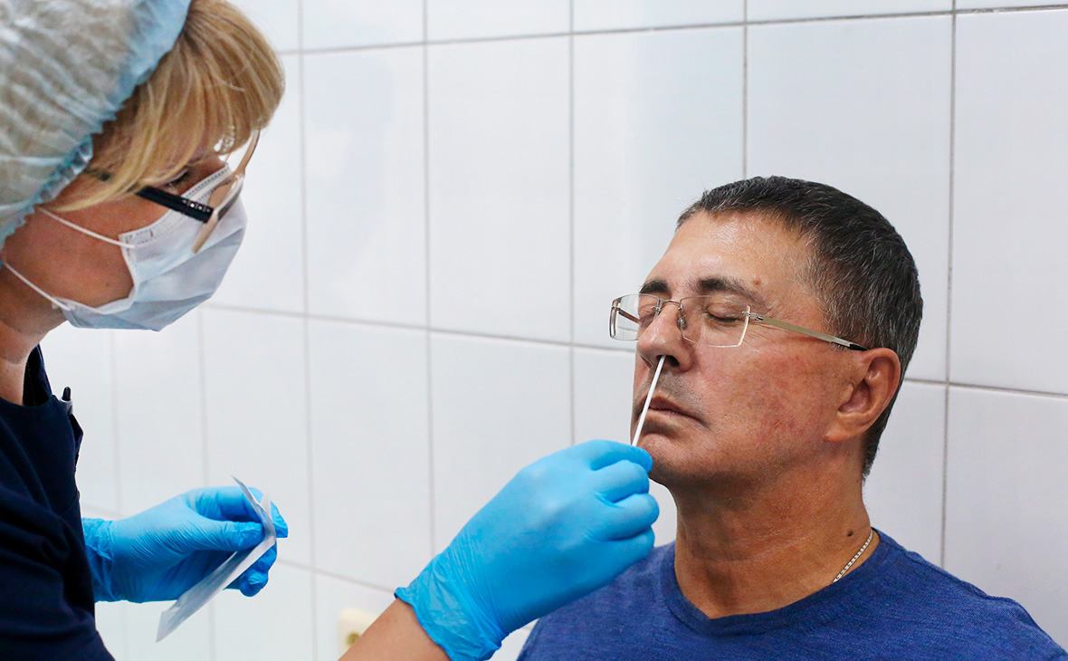 Александр Мясников во время скринингового осмотра добровольцев перед стартом пострегистрационного исследования вакцины от коронавируса
