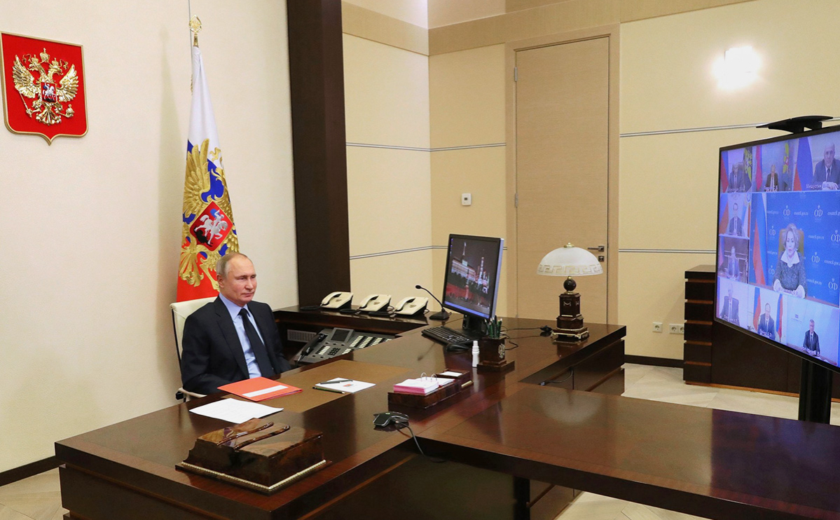 Владимир Путин на совещании с постоянными членами Совета безопасности (в режиме видеоконференции)