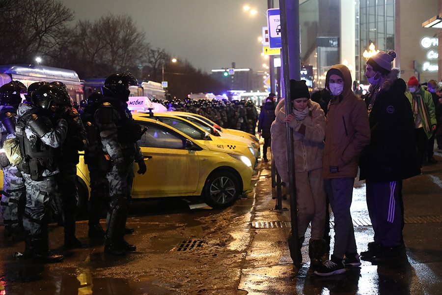 Вскоре полиция выдавила всех на Садовое кольцо. Оттуда часть протестующих пошли до здания ФСБ на Лубянке, остальные&nbsp;&mdash; до СИЗО &laquo;Матросская тишина&raquo;, где содержится арестованный Алексей Навальный