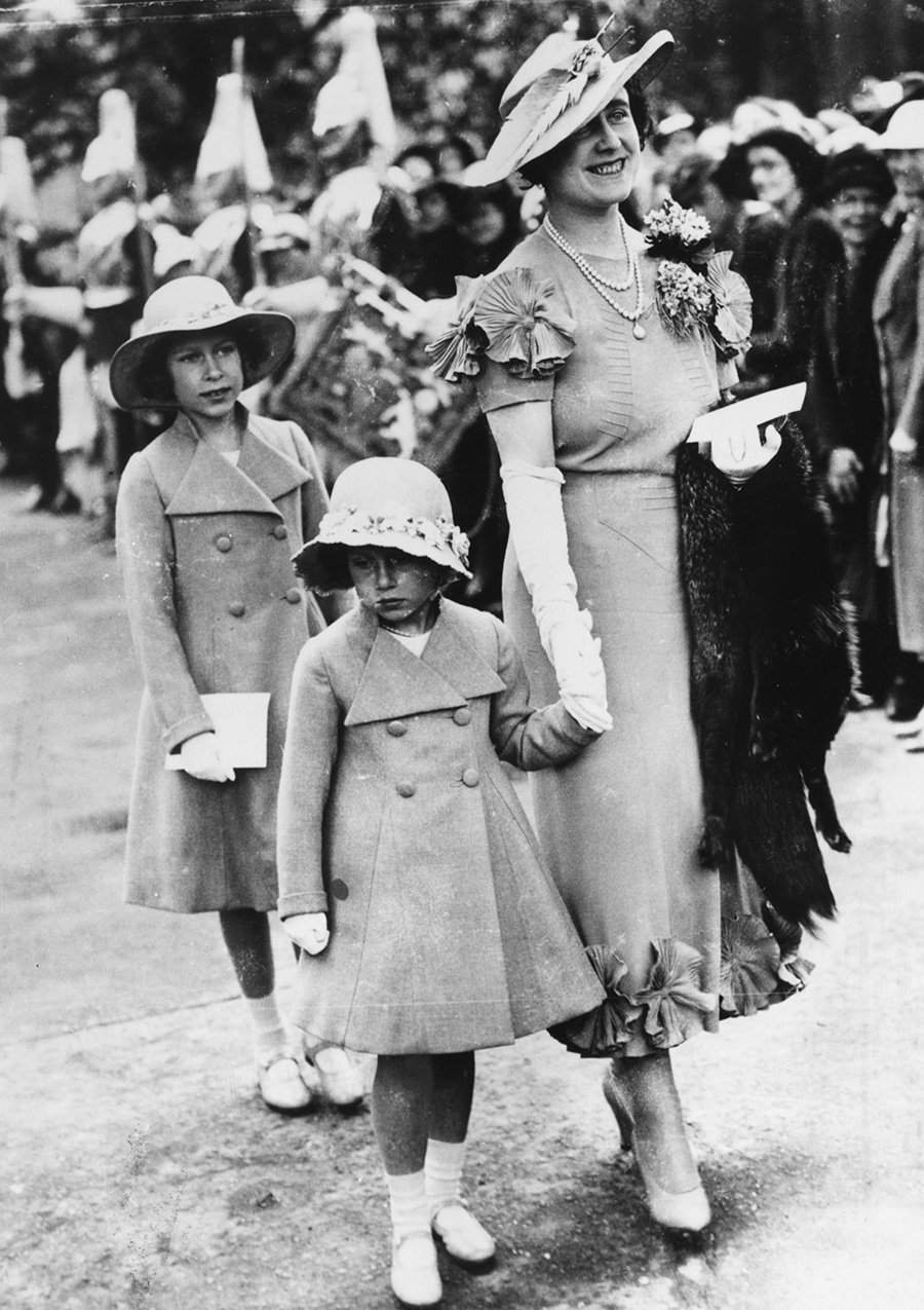 На фото: королева-мать Елизавета с дочерьми&nbsp;&mdash; младшей, Маргарет, и старшей, Елизаветой. 1936 год

В 1930 году родилась сестра Лилибет принцесса Маргарет. Когда дети подросли, стало заметно, насколько разные характеры у девочек. Елизавета была совестливой, послушной и аккуратной: она не могла заснуть, не расседлав и не накормив всех своих лошадей. А игривая, целеустремленная и лукавая Маргарет винила в своих ошибках воображаемого кузена Галифакса.

Впоследствии образ жизни, который вела младшая сестра, принес немало проблем: она любила оставаться в центре внимания на светских вечеринках и была частой посетительницей ночных клубов и ресторанов. Ее брак с фотографом Энтони Армстронгом-Джонсом закончился разводом, что было редкостью для королевской семьи. Однако биографы королевы отмечают, что, несмотря на частые разногласия на протяжении всей жизни, между Елизаветой и Маргарет всегда была тесная связь