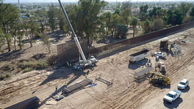 Замена устаревших ограждений новой стеной в Калифорнии на границе с Мексикой.