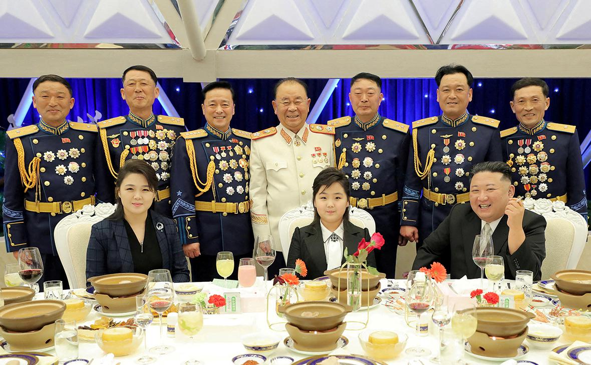 Ким Чен Ын с дочерью и супругой Ли Соль Чжу (слева)